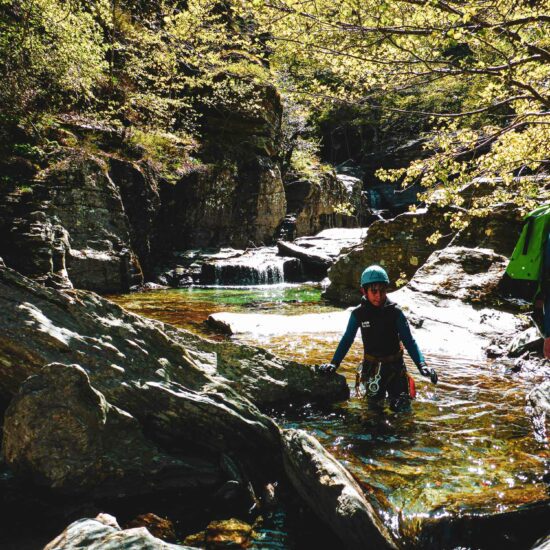 Client marchant dans le canyon demi-journée du Haut Roujanel avec Nature Canyon Ardèche